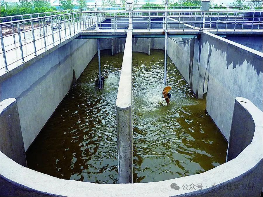 污水處理廠中包括進(jìn)水泵房、污泥泵站，它們當(dāng)中的水泵都比較龐大，為了將水泵提升，需要采用起吊裝置，以達(dá)到提升的目的。因此，在對(duì)起吊裝置進(jìn)行設(shè)計(jì)時(shí)，要考慮到水泵的起吊、外運(yùn)以及維修等都比較方便。因此，在設(shè)計(jì)的時(shí)候，要注意到以下幾點(diǎn)問(wèn)題。