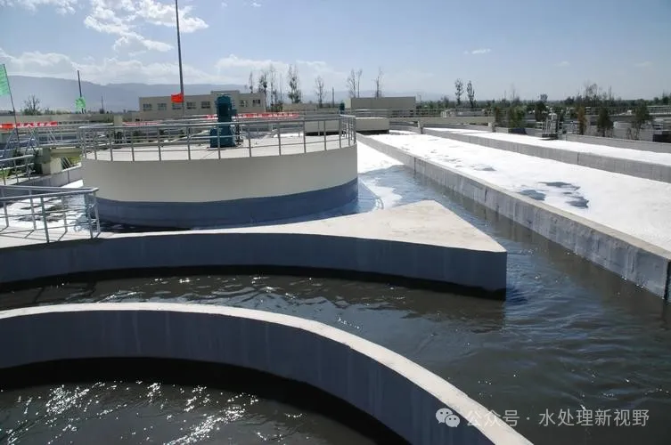 污水處理廠中包括進(jìn)水泵房、污泥泵站，它們當(dāng)中的水泵都比較龐大，為了將水泵提升，需要采用起吊裝置，以達(dá)到提升的目的。因此，在對(duì)起吊裝置進(jìn)行設(shè)計(jì)時(shí)，要考慮到水泵的起吊、外運(yùn)以及維修等都比較方便。因此，在設(shè)計(jì)的時(shí)候，要注意到以下幾點(diǎn)問(wèn)題。